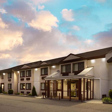 Super 8 by Wyndham Nyack NY Hotel Bagian luar foto